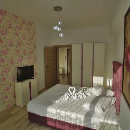Violet Summerland Apartment